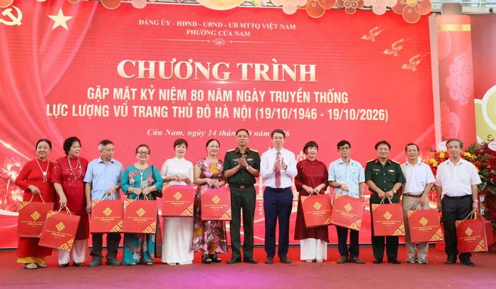 Bí thư Đảng ủy, Chủ tịch HĐND phường Cửa Nam Nguyễn Hoàng Trường trao quà tặng các đồng chí nguyên là cán bộ thuộc LLVT Thủ đô Hà Nội đã nghỉ hưu, nghỉ công tác trên địa bàn. Ảnh: PV