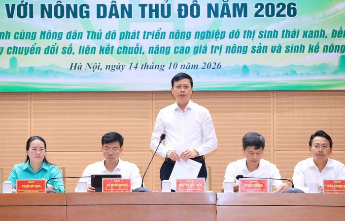 Giám đốc Sở Giáo dục và Đào tạo Nguyễn Văn Hiền trao đổi tại hội nghị. Ảnh: Viết Thành