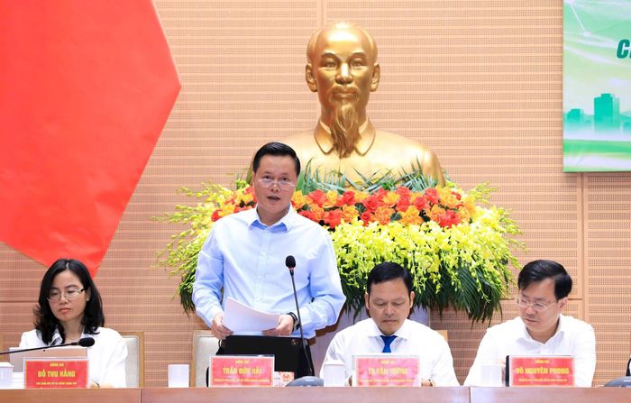 Giám đốc Sở Công thương Trần Đức Hải trao đổi tại hội nghị. Ảnh: Viết Thành