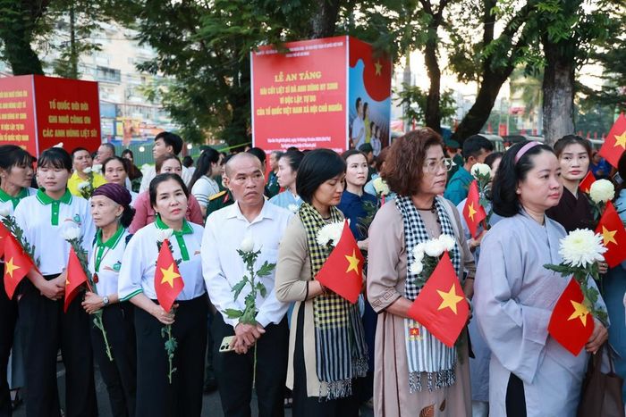 Người dân đứng tiễn đưa liệt sĩ về Nghĩa trang TP Hồ Chí Minh. Ảnh: TTXVN