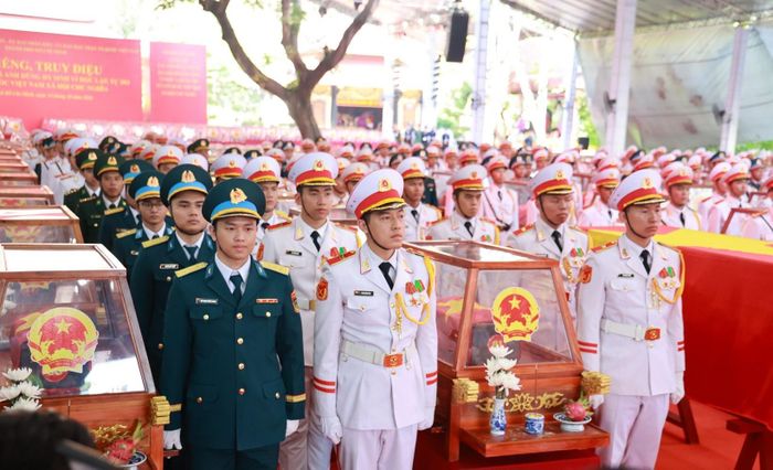 Nghi thức tiễn đưa hài cốt liệt sĩ. Ảnh: TTXVN
