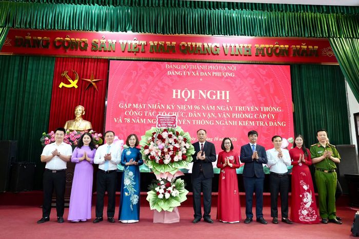 Lãnh đạo xã Đan Phượng tặng hoa chúc mừng. Ảnh: Ngân Nga