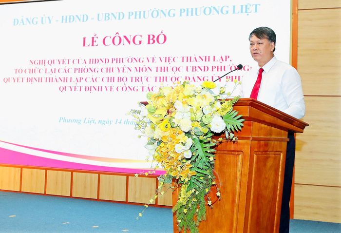 Bí thư Đảng ủy, Chủ tịch HĐND phường Phương Liệt Nguyễn Minh Tiến phát biểu tại buổi lễ. Ảnh: PL