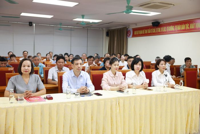 Các đại biểu tham dự chương trình ra mắt mô hình dân vận khéo “Điểm chạm số vì dân” của Ủy ban MTTQ Việt Nam phường Dương Nội. Ảnh: Thùy Dương