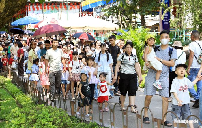 Công viên Thủ Lệ thu hút đông đảo khách tham quan dịp nghỉ lễ 30-4, 1-5. Ảnh: Quang Thái