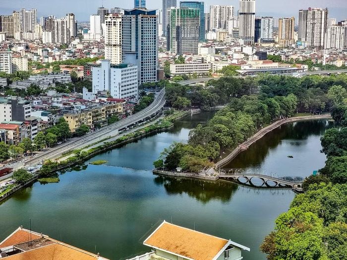 Hồ Thủ Lệ nhìn về đường Kim Mã, nơi có tuyến đường sắt đô thị Nhổn - Ga Hà Nội đi qua. Ảnh: TN