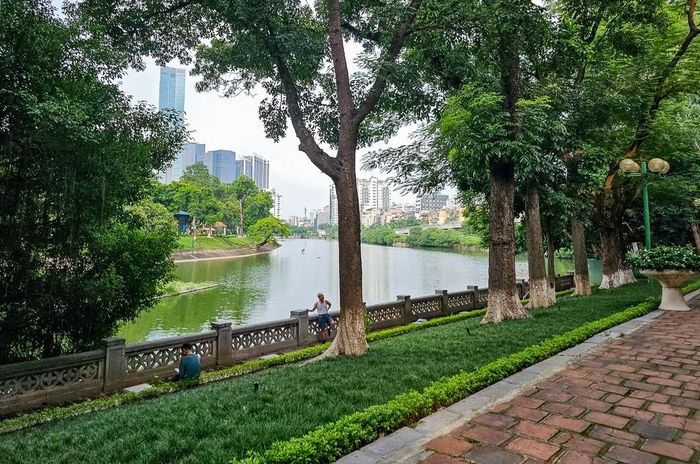 Hồ Thủ Lệ nhìn từ sân Đền Voi Phục. Ảnh: TN