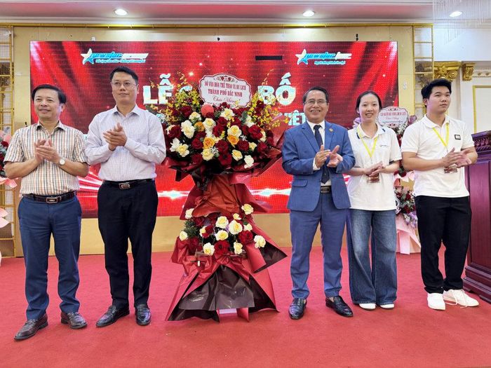 Sở VHTTDL tỉnh Bắc Ninh chúc mừng doanh nghiệp triển khai các tour tại Bắc Ninh. Ảnh: Hoàng Lân