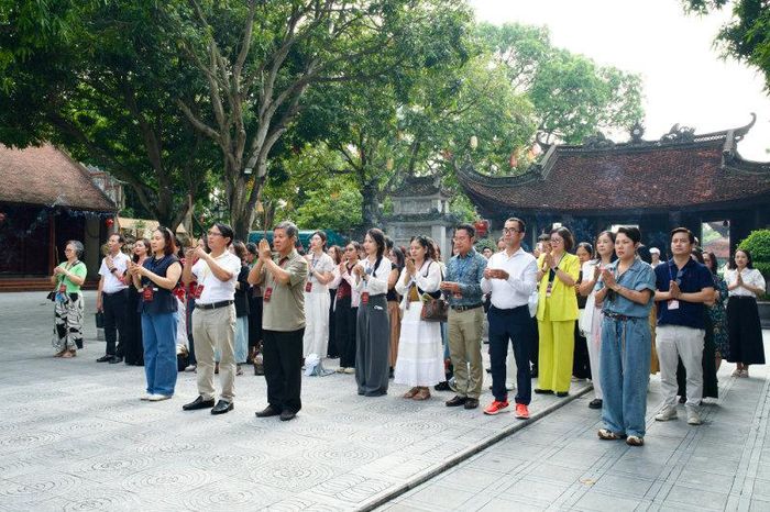 Du khách khám phá Đền Đô. Ảnh: Hoàng Lân