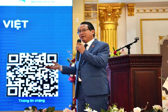 Ông Lương Duy Ngân giới thiệu tour 39 ngày 38 đêm, trong đó có điểm đến Bắc Ninh. Ảnh: Hoàng Lân