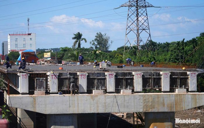 Ghi nhận tại hiện trường, nhân lực và thiết bị của nhà thầu đang tập trung triển khai thi công dầm thép và một số hạng mục khác.