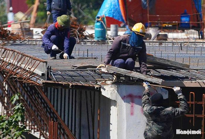 Các công việc được công nhân tiến hành khẩn trương để bảo đảm tiến độ.