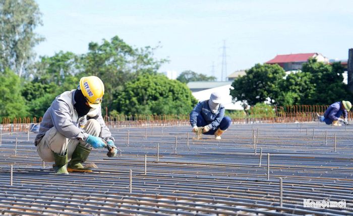 Tính đến đầu tháng 10, đơn vị thi công đã hoàn thành 72/126 cọc khoan nhồi, 4/6 bệ mố trụ, 11/36 thân mố trụ, 8/32 xà mũ; đúc được 64/238 phiến dầm I, 1.200/6.936 tấm ván khuôn và lắp đặt xong 21 phiến dầm I.