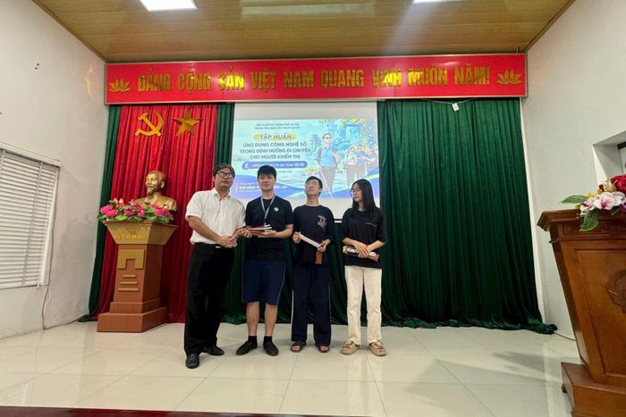 Trao tặng gậy trắng cho các học viên khiếm thị. Ảnh: Mai Hoa