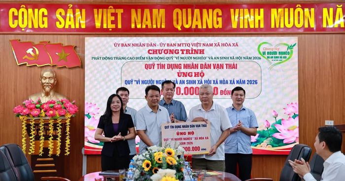 Đại diện Quỹ Tín dụng nhân dân Vạn Thái trao ủng hộ Quỹ "Vì người nghèo" và an sinh xã hội xã Hòa Xá năm 2026. Ảnh: Thanh Hằng