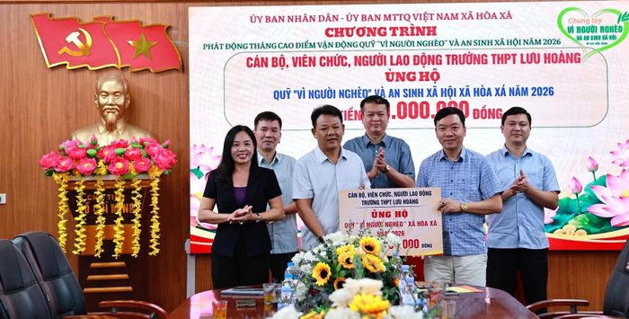 Đại diện cán bộ, viên chức, người lao động Trường THPT Lưu Hoàng trao ủng hộ Quỹ "Vì người nghèo" và an sinh xã hội xã Hòa Xá năm 2026.