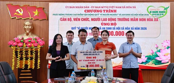 Đại diện cán bộ, viên chức, người lao động Trường Mầm non xã Hòa Xá trao ủng hộ quỹ "Vì người nghèo và an sinh xã hội xã Hòa Xá năm 2026. Ảnh: Thanh Hằng