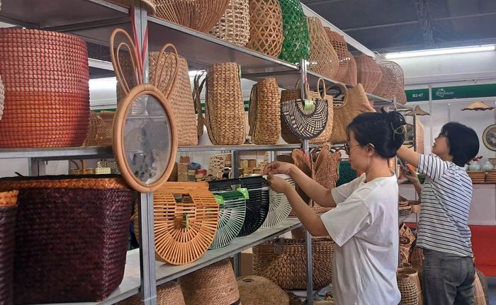 Khách hàng tham quan lựa chọn sản phẩmTCMN tại Hanoi Giftshow 2026. Ảnh: Hoài Nam