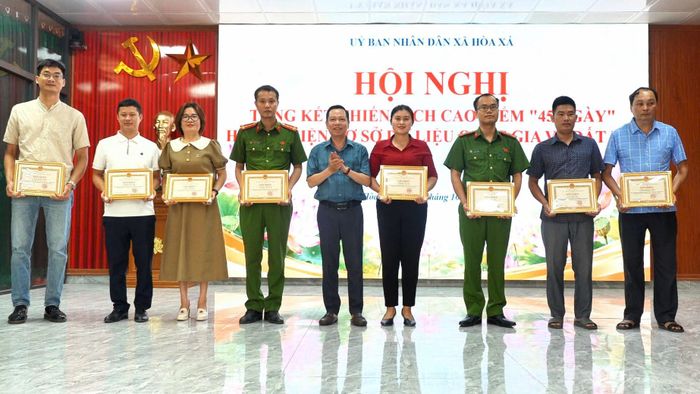 Phó Bí thư Đảng ủy, Chủ tịch UBND xã Hòa Xá Dương Tuấn Anh trao khen thưởng tặng tập thể, cá nhân đạt thành tích trong thực hiện Chiến dịch cao điểm 45 ngày hoàn thiện cơ sở dữ liệu quốc gia về đất đai. Ảnh: Thanh Hằng