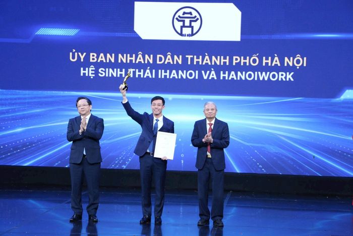 Đại diện Sở Khoa học và Công nghệ Hà Nội nhận giải thưởng.