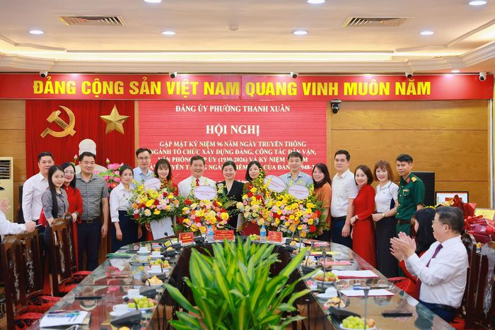 Lãnh đạo UBND phường Thanh Xuân cùng đại diện các phòng chuyên môn tặng hoa chúc mừng cán bộ các ban Đảng nhân ngày truyền thống. Ảnh: Tùng Lâm