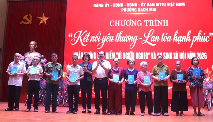 Lãnh đạo phường Bạch Mai trao quà tặng các hộ gia đình hoàn cảnh khó khăn. Ảnh: Linh Chi