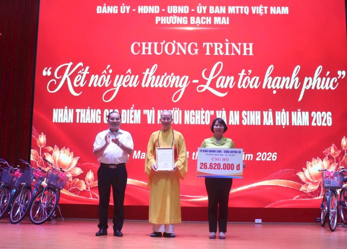 Lãnh đạo phường Bạch Mai tiếp nhận ủng hộ Quỹ “Vì người nghèo”, trao thư cảm ơn các cơ quan, đơn vị. Ảnh: Linh Chi