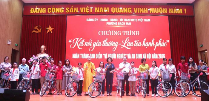 Lãnh đạo phường Bạch Mai và Trụ trì Tổ đình Khánh Long - chùa Quỳnh Lôi trao quà tặng học sinh vượt khó học giỏi. Ảnh: Linh Chi