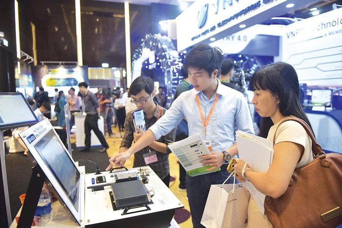Khách hàng tìm hiểu sản phẩm công nghệ đổi mới sáng tạo của doanh nghiệp tại hội chợ ở Hà Nội. Ảnh: Chiến Công