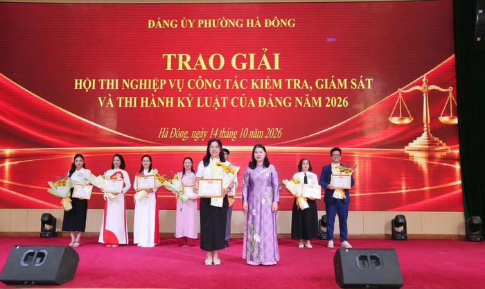 Phó Bí thư Thường trực Đảng uỷ phường Hà Đông Đoàn Thị Hoà trao giải cho các đội thi. Ảnh: Sỹ Văn