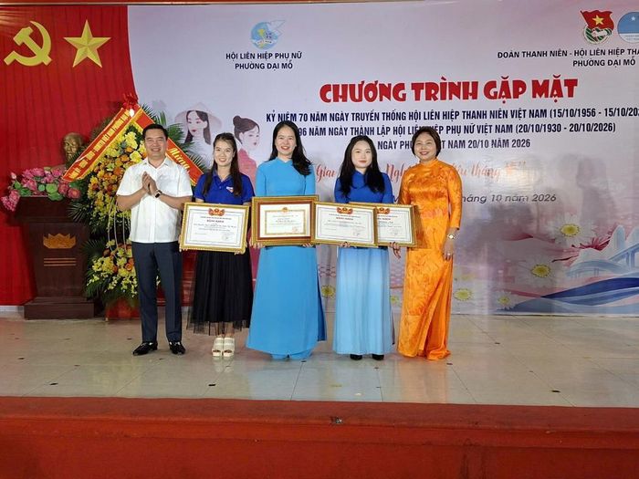 Đồng chí Đỗ Xuân Bình - Ủy viên BTV, Phó Chủ tịch HĐND phường trao khen thưởng cho các đồng chí cán bộ Đoàn phường. Ảnh: PV