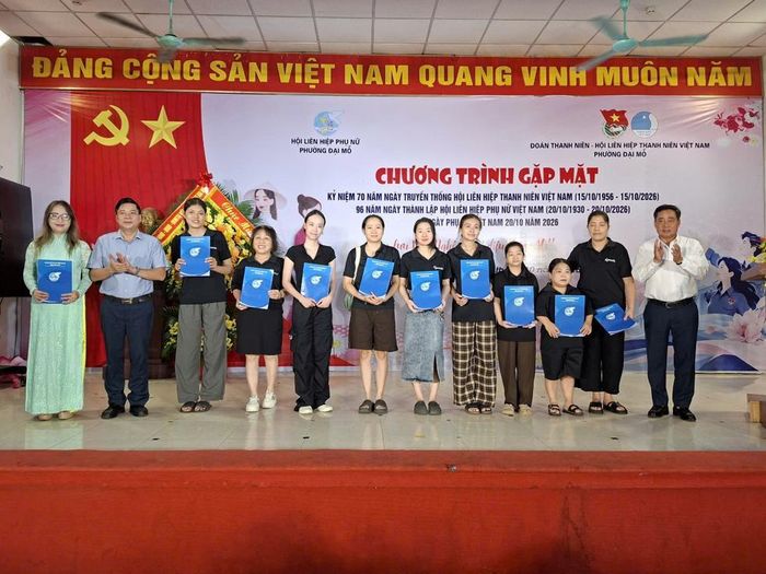 Lãnh đạo phường trao tặng quà cho hội viên phụ nữ khuyết tật, có hoàn cảnh khó khăn. Ảnh: PV