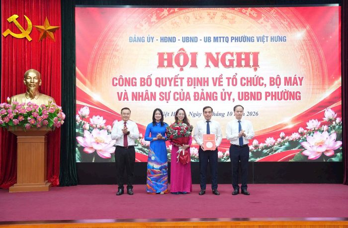 Lãnh đạo phường Việt Hưng trao quyết định, tặng hoa chúc mừng Chi bộ Văn phòng Đảng ủy phường. Ảnh: PV
