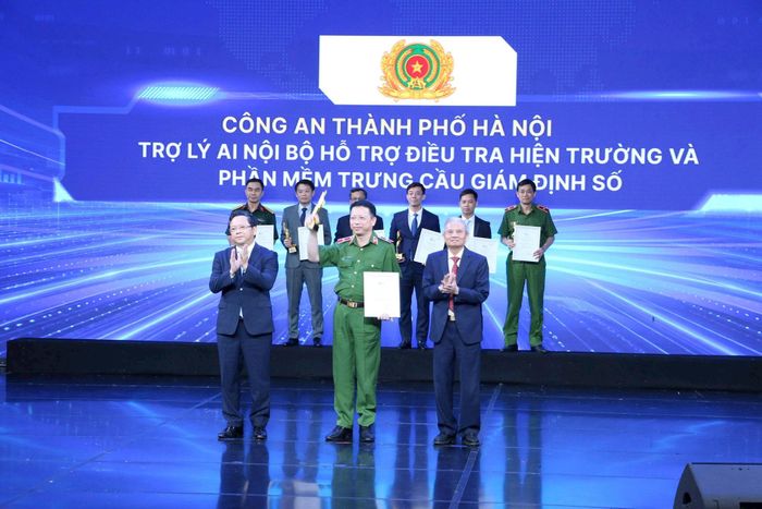 Lãnh đạo Công an thành phố Hà Nội nhận giải thưởng. Ảnh: Đăng Khoa