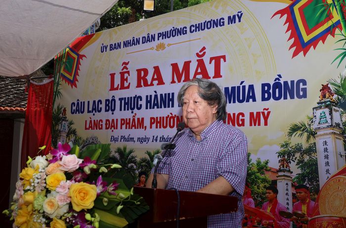 Nhà sử học Lê Văn Lan phân tích giá trị văn hóa của múa bồng tại lễ ra mắt Câu lạc bộ thực hành múa bồng làng Đại Phẩm. Ảnh: Kim Nhuệ