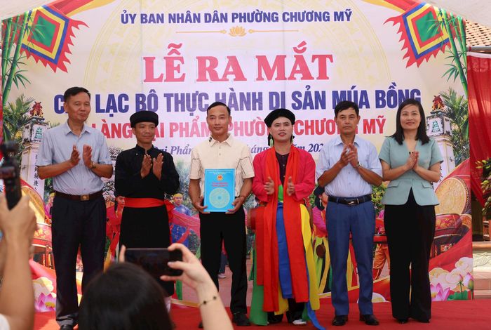 Phó Chủ tịch UBND phường Chương Mỹ Nguyễn Thị Kim Anh trao quyết định thành lập Câu lạc bộ thực hành di sản múa bồng làng Đại Phẩm. Ảnh: Kim Nhuệ