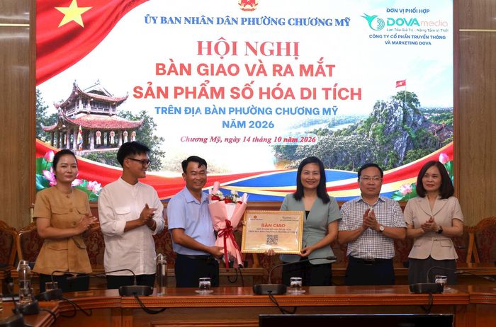 Công ty cổ phần Truyền thông và Marketing Dova bàn giao phường Chương Mỹ sản phẩm số hóa 10 di tích trên địa bàn. Ảnh: Kim Nhuệ