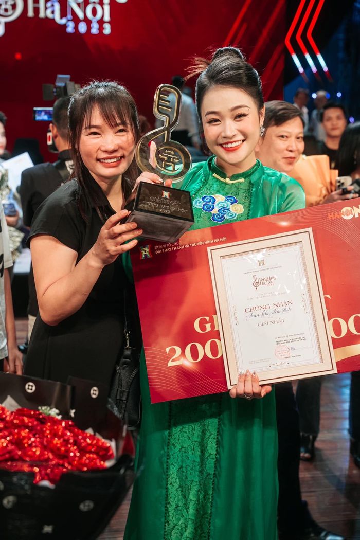 Mẹ luôn sát cánh bên cạnh Vân Anh trên chặng đường hoạt động nghệ thuật. Ảnh:Nhân vật cung cấp