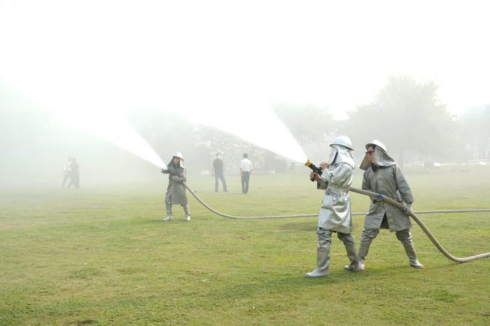 Các lực lượng phối hợp nhịp nhàng xử lý đám cháy. Ảnh: Nga Nguyễn