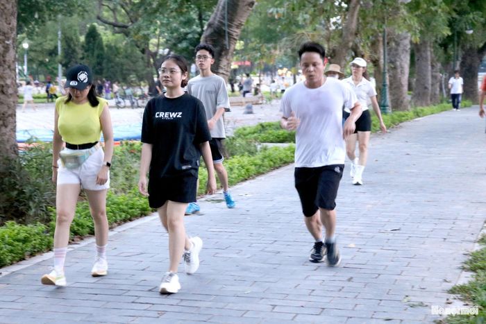 Công viên Nghĩa Đô là công viên có quy mô lớn nhất trên địa bàn phường. Ảnh: MT