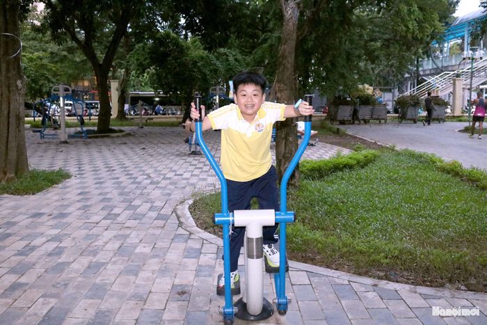 Công viên thu hút nhiều trẻ nhỏ đến vui chơi. Ảnh: MT