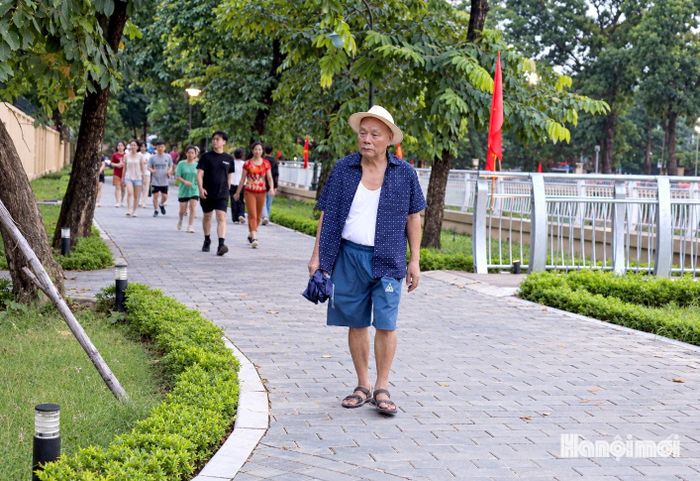Ông Đoàn Khả Đản đi bộ mỗi ngày tại Công viên Nghĩa Đô. Ảnh: MT