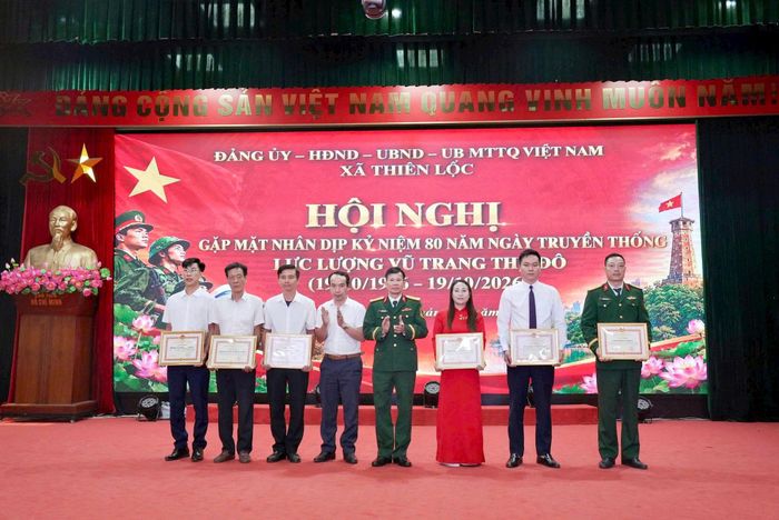 Khen thưởng các tập thể, cá nhân có thành tích tiêu biểu. Ảnh: PV