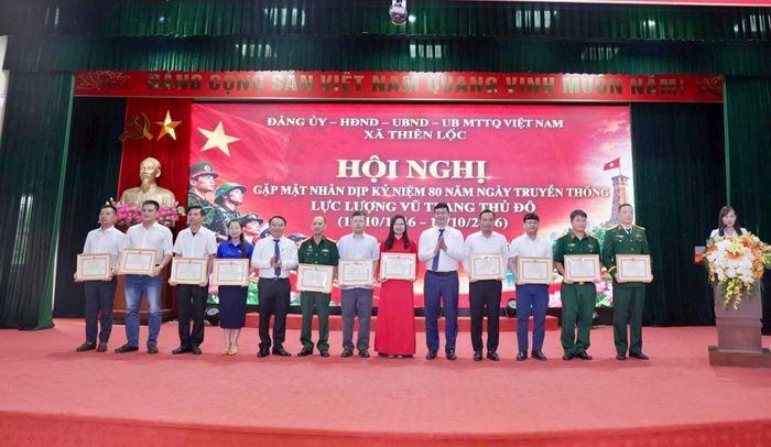 Khen thưởng các tập thể, cá nhân có thành tích tiêu biểu. Ảnh: PV