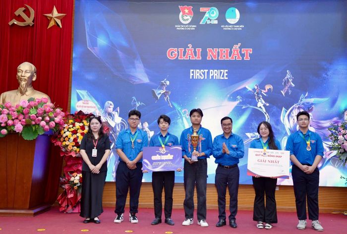 Ban tổ chức trao giải Nhất Giải thể thao điện tử “Liên Quân Mobile” - AOV OCD CUP 2026. Ảnh: H.Duy