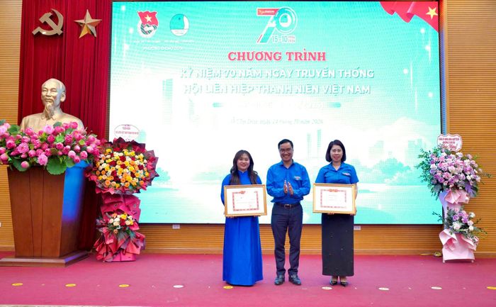 Phó Chủ tịch Thường trực Hội Liên hiệp Thanh niên Việt Nam thành phố Hà Nội Phạm Minh Phúc trao khen thưởng cho đại diện các tập thể có thành tích xuất sắc trong Chiến dịch Thanh niên tình nguyện hè năm 2026. Ảnh: H.Duy