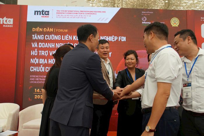 Các diễn giả chia sẻ để tăng tính kết nối. Ảnh: Khắc Kiên