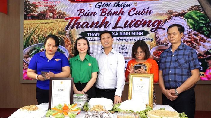Người dân xã Bình Minh livestream quảng bá đặc sản địa phương trên các nền tảng số. Ảnh: Thành Đạt