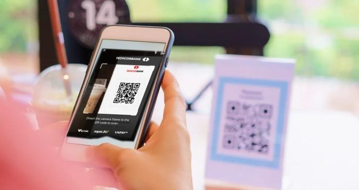 Các bạn trẻ thành thạo việc thanh toán bằng mã QR, chuyển khoản qua ứng dụng ngân hàng hay mua sắm trực tuyến. Ảnh: Techcombank