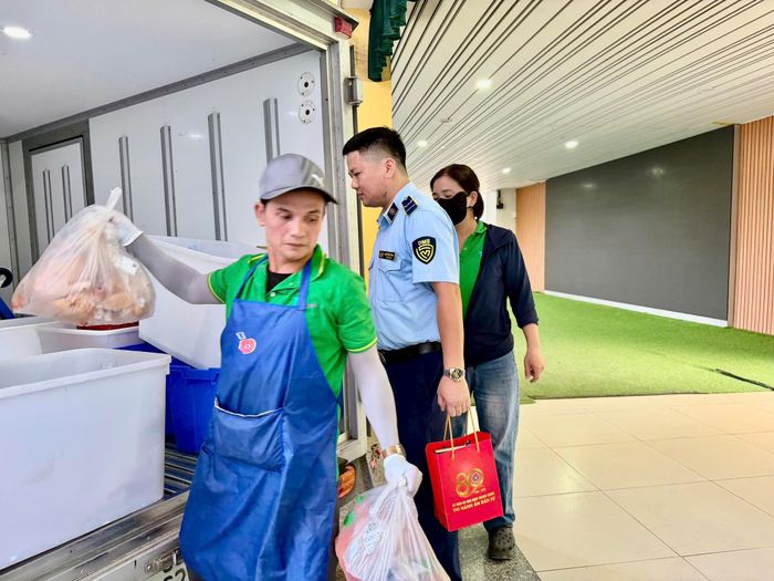 Đoàn kiểm tra liên ngành số 2 của thành phố kiểm tra nguồn gốc sản phẩm của nhà cung cấp vào bếp ăn tập thể tại Trường Mầm non Phúc Lợi (phường Phúc Lợi). Ảnh: Ngọc Quỳnh